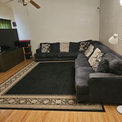 Like new Large 4pc Sectional Couch With Ottoman 