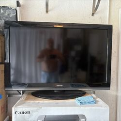 46” Toshiba  TV 