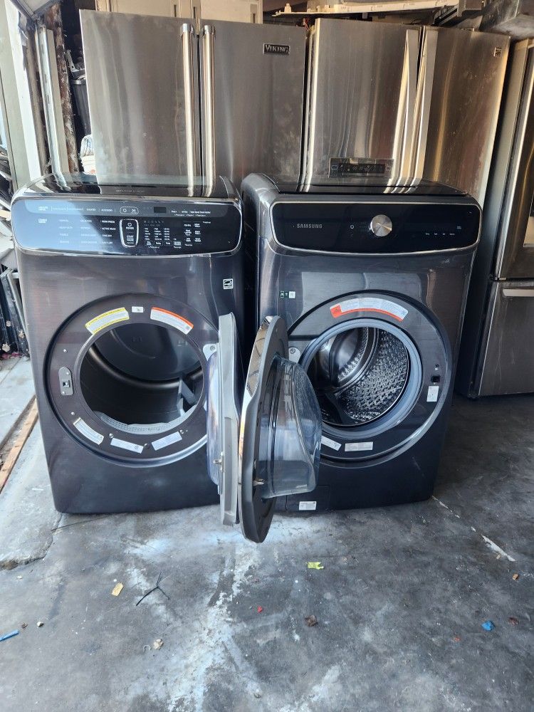 par de lavadoras están en buenas condiciones.
Es una lavadora y una secadora son de gas