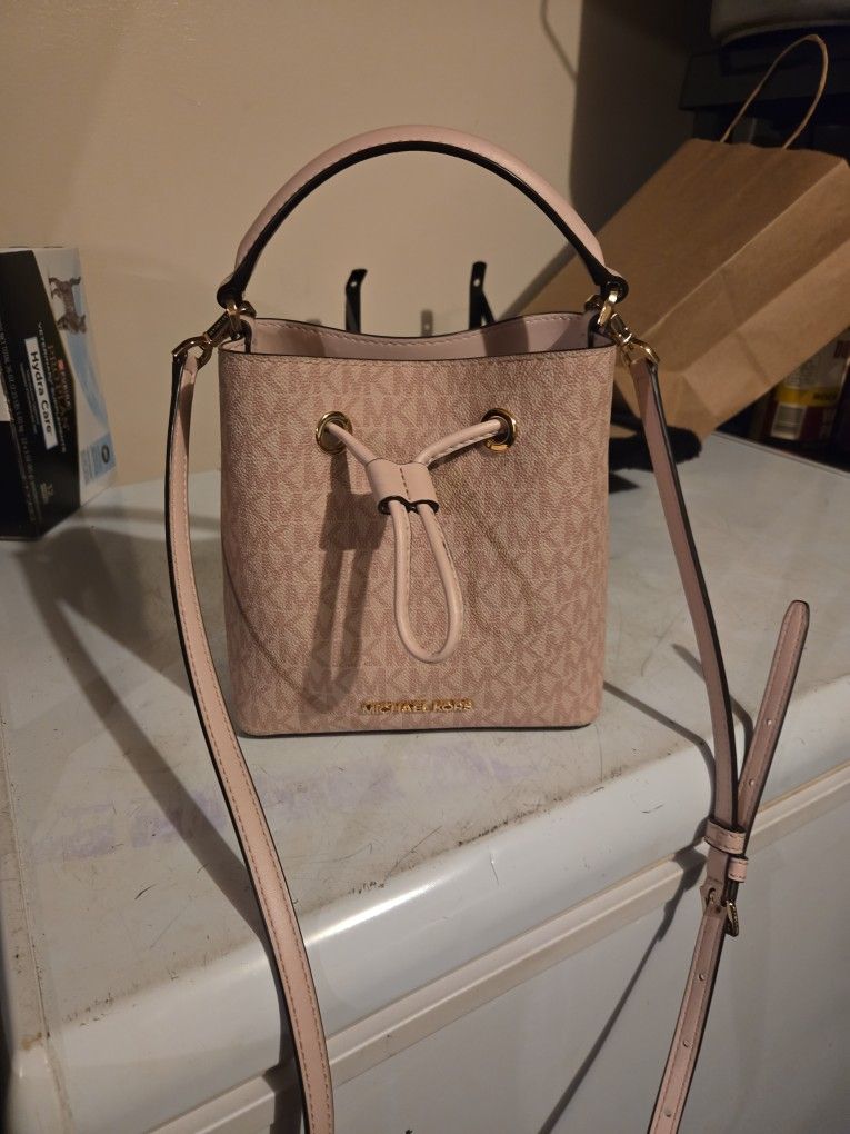 Michael Kors Bucket Bag