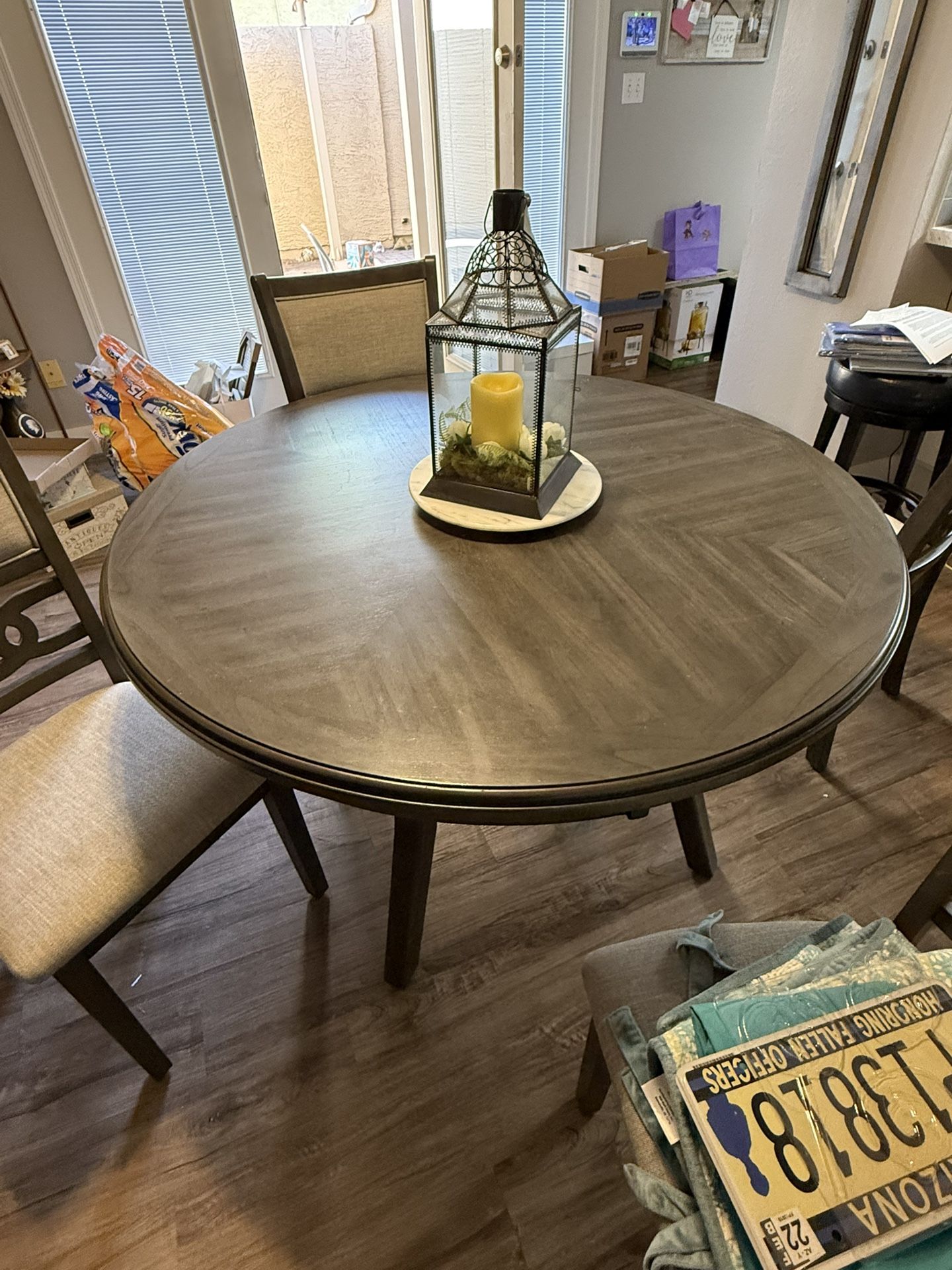 Same Set As In The Ad.  Like New Round Dinning Room Table/ 4 Chairs