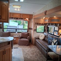 2010 keystone copper canyon 5th wheel 29ft with slide