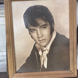 VINTAGE BEAUTIFUL FRAMED ELVIS PRESLEY PHOTO  15" / 12"  GLASS & WOOD
