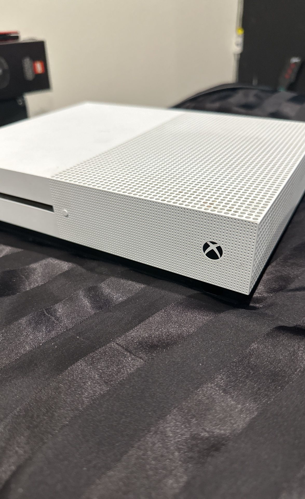 Xbox one with game (no controller)