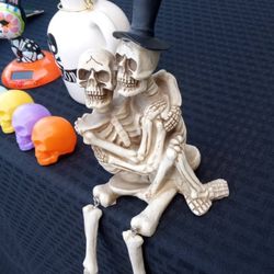 CUTE SKELETON COUPLE LEDGE DECOR 