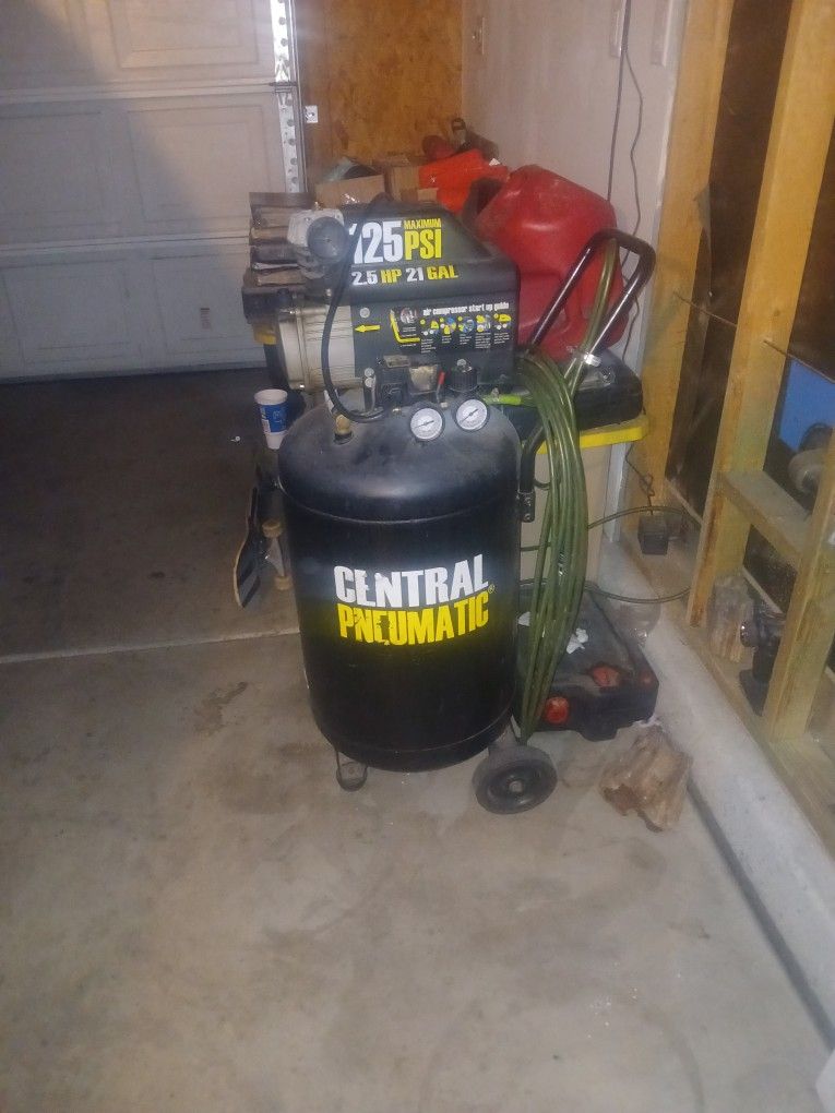 Central Pneumatic 2.5 Horsepower, 21 Gallon, 125 PSI Cast Iron Vertical
