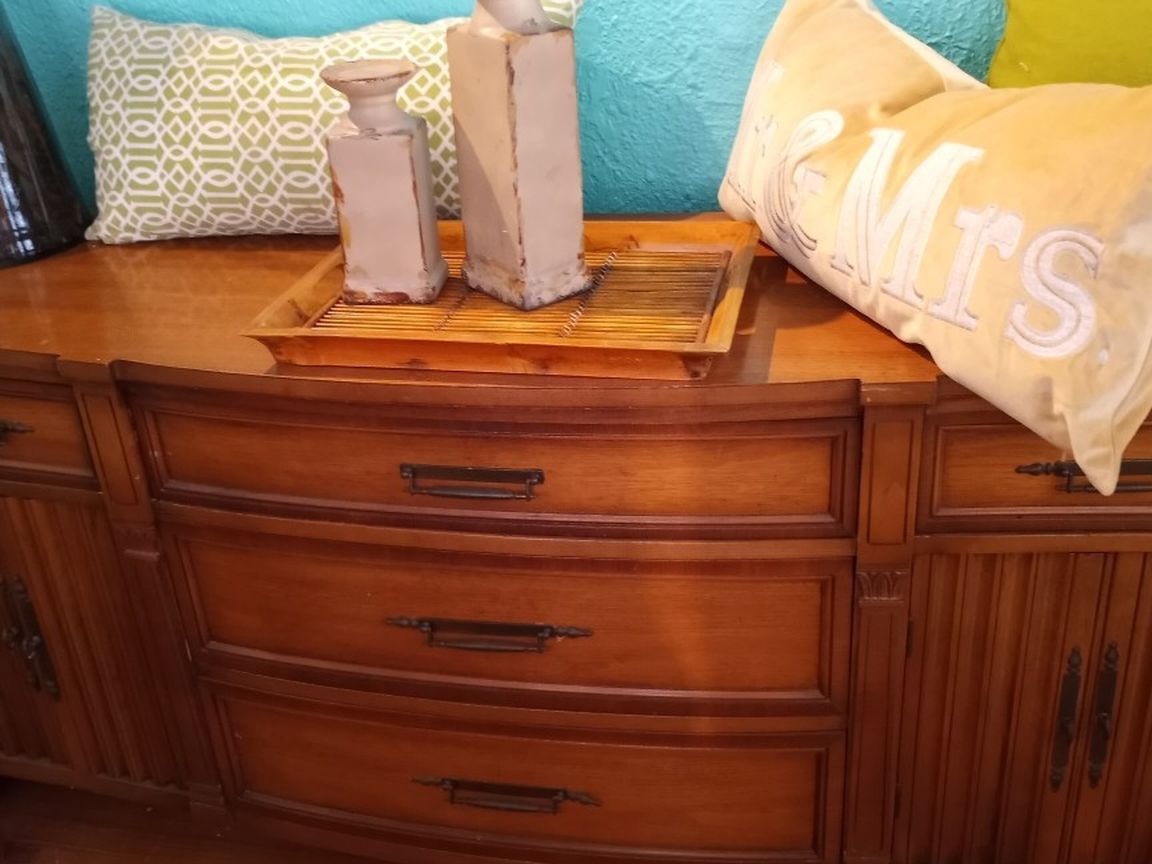 CUTE BUFFET OR TV STAND AT PICKY PINCHERS 801 TURNER ST CLEARWATER OPEN TODAY 12-6 FREE DELIVERY