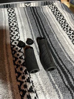 Bicycle grips for twist shifter