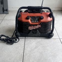 Milwaukee Radio $30  Screen  Damage  But Radio Stii Works 