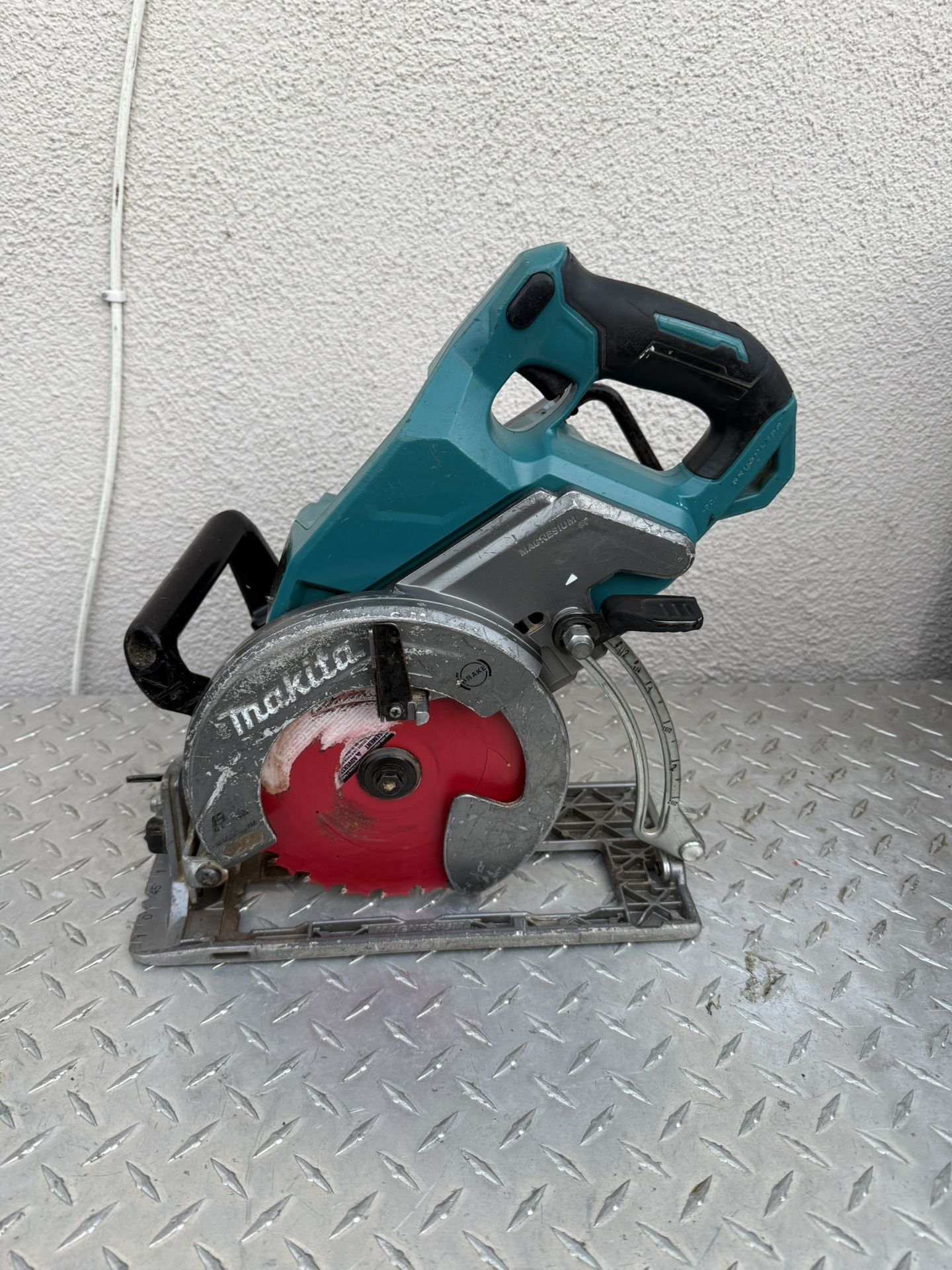 Makita 40V Max XGT Brushless Cordless Rear Handle 7-1/4 in. Circular Saw (Tool Only)