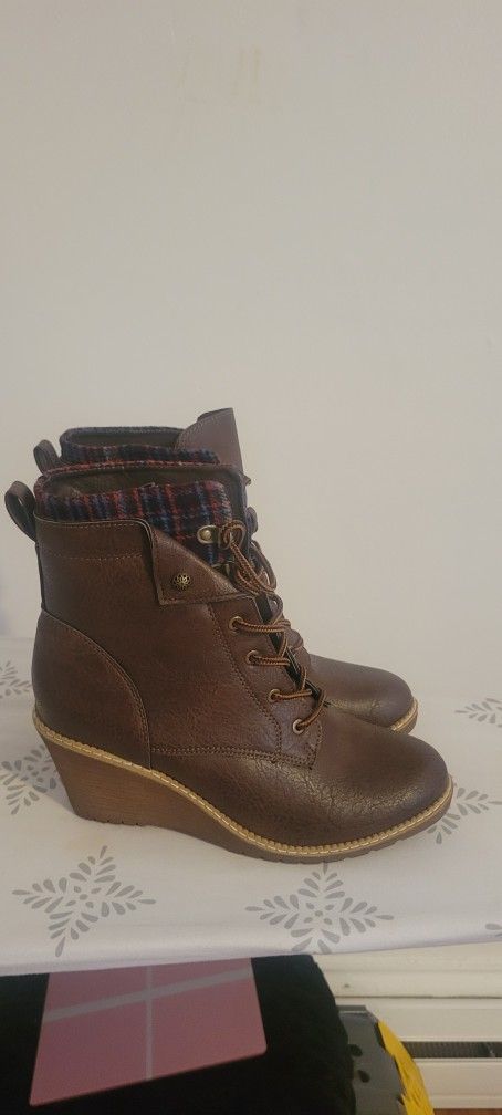 Boots Color Brown And Zise 9