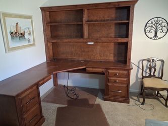 A decretsry desk with attach gabinete