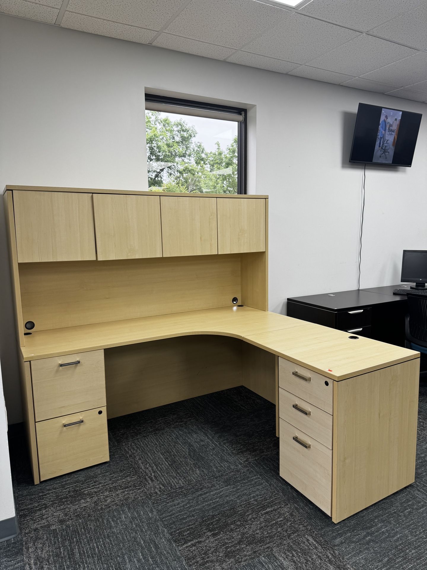 L Shaped Desk w/ Hutch