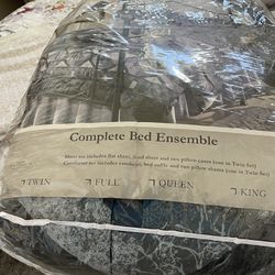 Complete full Sized Comforter Set