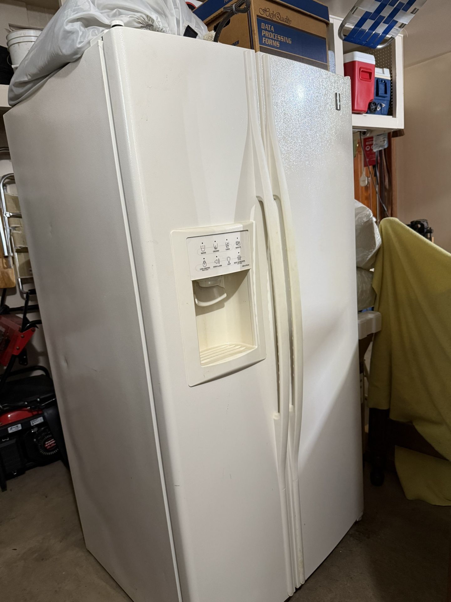 Refrigerator GE With Ice Maker I’m Door In Excellent Condition 