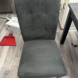 Selling dinner table with four chairs