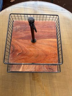 Two tier pedestal