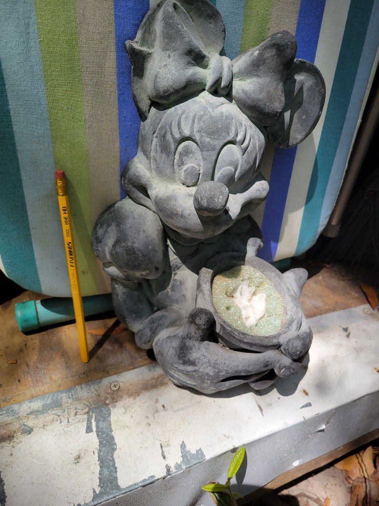 Disney Mini Mouse Flower Pot. Cement.