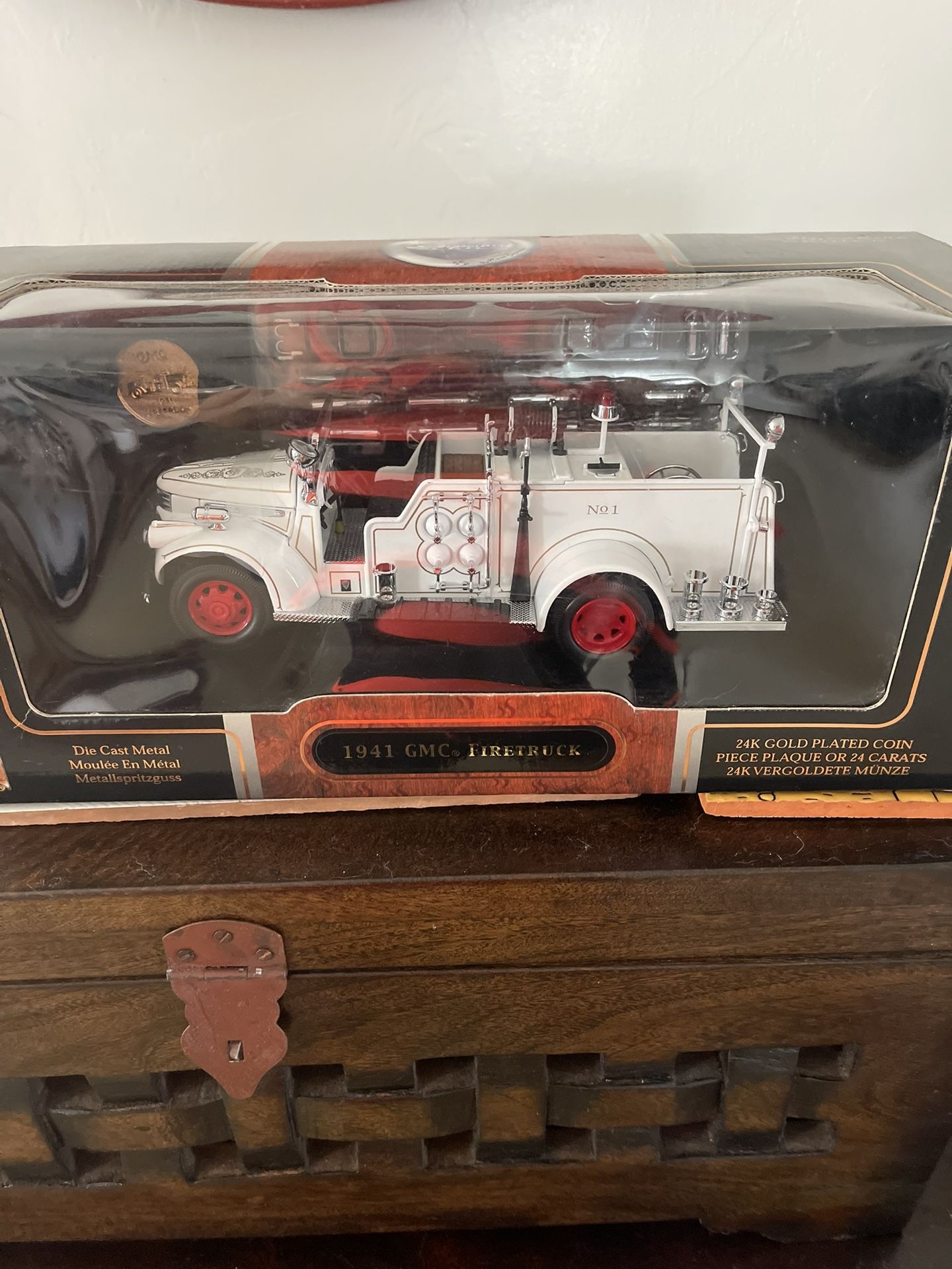 Road Signature 1/24 Scale 20068 - 1941 GMC Firetruck - White