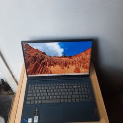 15.6" Touchscreen Lenovo i7 Processor 11th Gen 256gb  SSD 12gb Ram Light Up Keyboard come With Charger window 11 Good Condition 