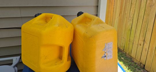 5 Gal Diesel gas cans