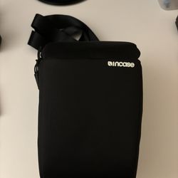 Incase DSLR Cross Body Camera Bag Case (Black)
