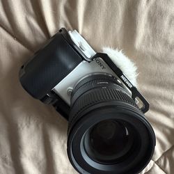 SONY ZVE10 W/ YONGUO 11MM LENS