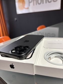 Black iPhone 15 pro max 512gb unlocked for any carrier battery health 85% iPhone is in excellent condition. Everything works perfectly ++++++Spanish++