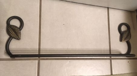 Metal decorative towel rack