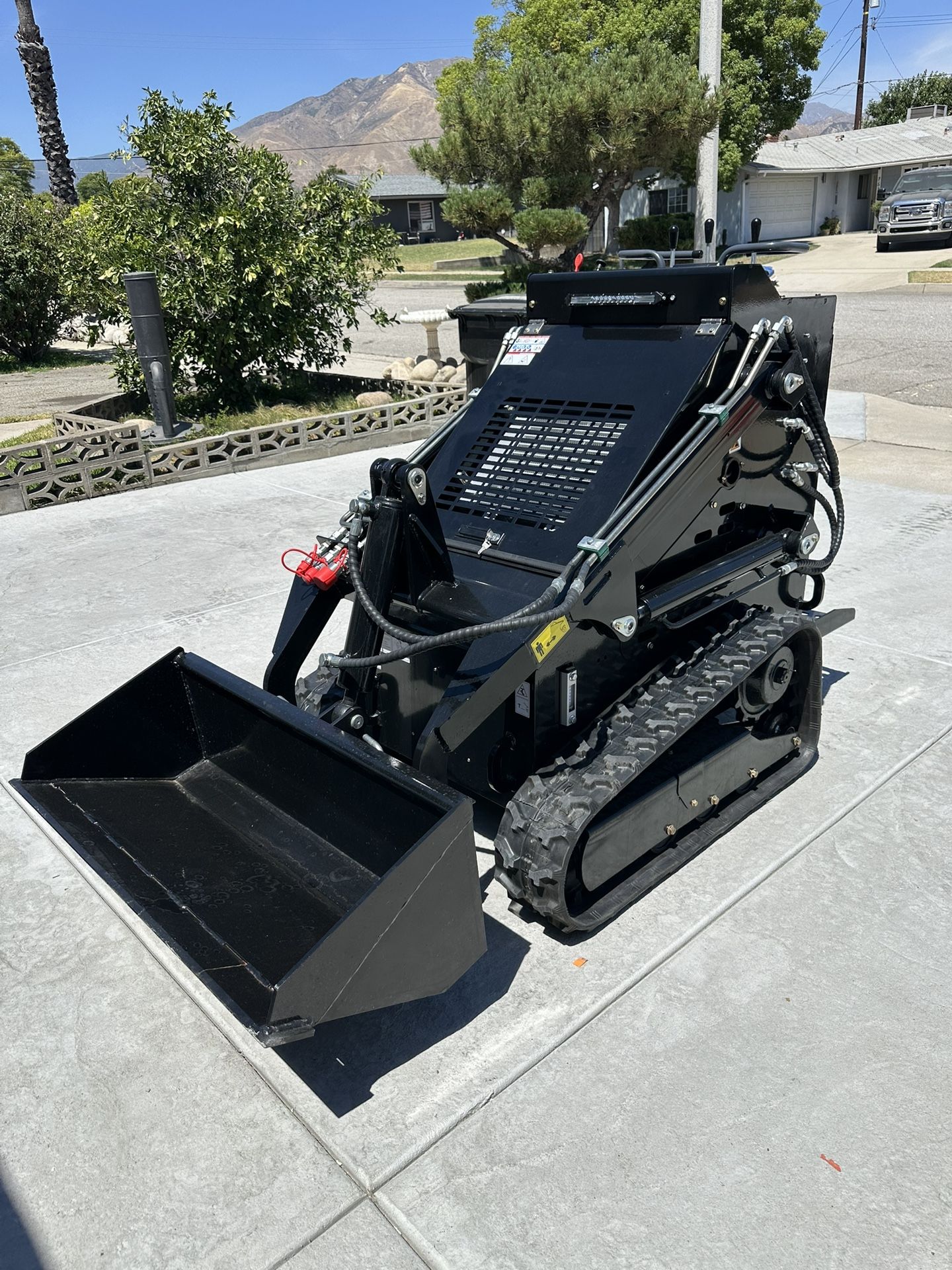 New mini skid steer 739cc rato motor. attachments capability. Try before you buy. Pick up only. Delivary is extra depending on location.