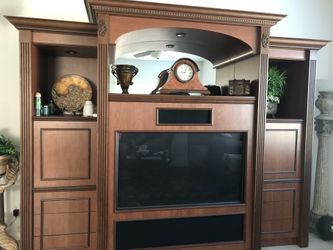CUSTOM WALL UNIT