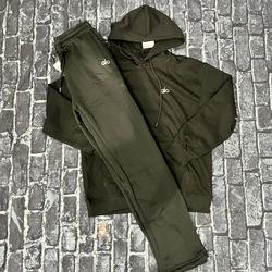 alo yoga black sweatsuit 