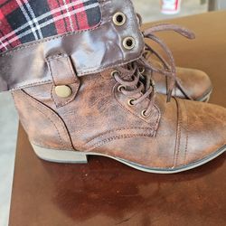 Expensive NEW  Short Brown Boots Size 7 