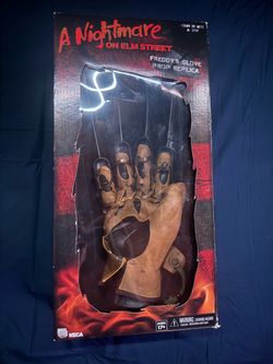 Neca Freddy Glove Replica