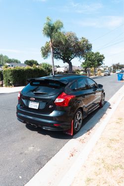 2013 ford focus ST 2 (recaros)