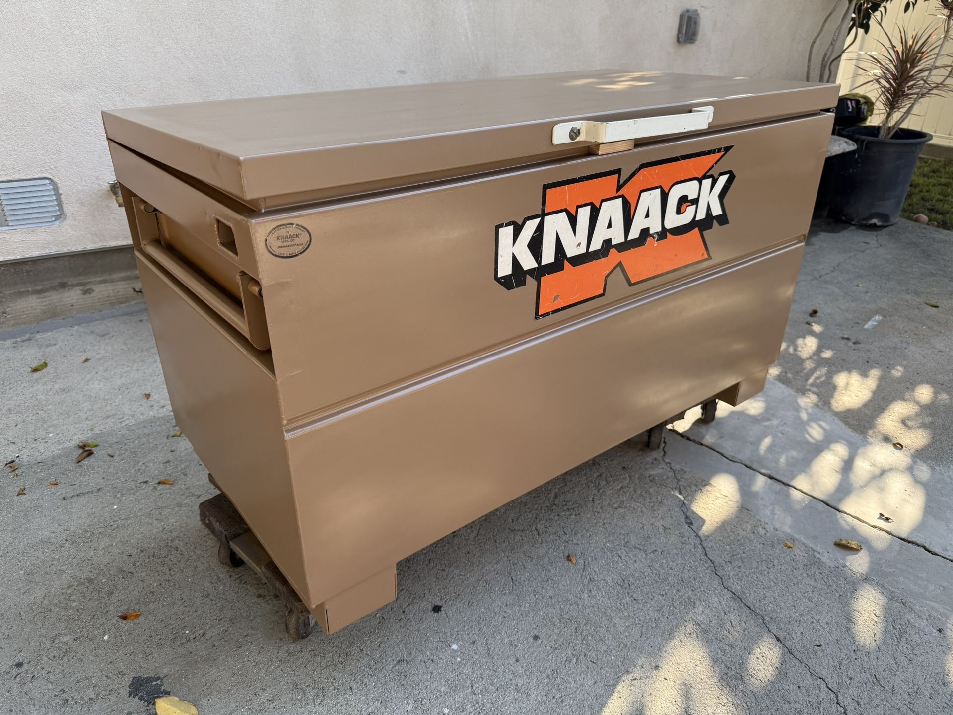 KNAACK Chest-Style Jobsite Box: 48 in W x 24 in D x 24 in H, 16 cu ft, Tan