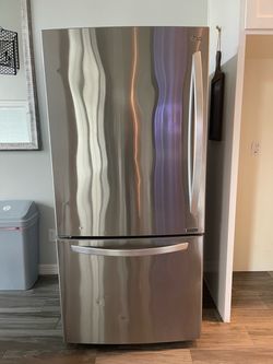LG Refrigerator for Repair or Parts