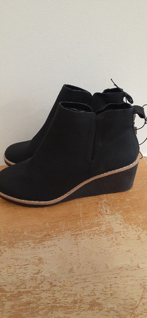 New With Tags Ladies Boots