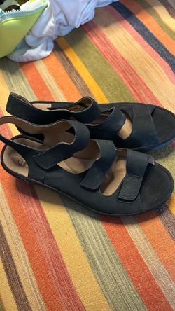 Size 8.5Clarks Collection Cushion Soft Sandals – Very comfortable – Excellent condition