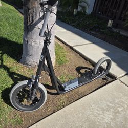 Mongoose Trace Youth/Adult Kick Scooter  Black (R6331Aza)