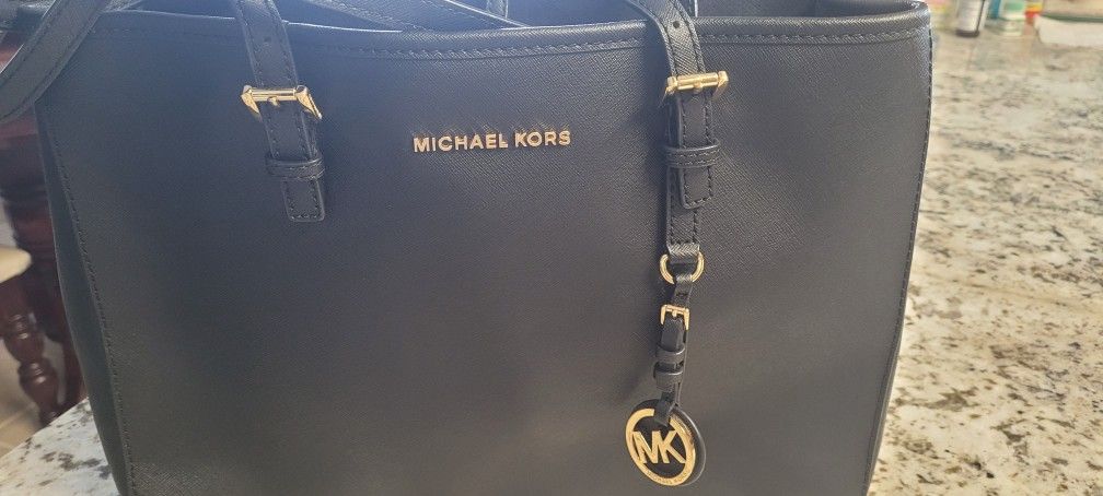 Black Michael Kors purse in Excellent Condition