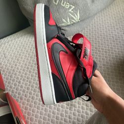 Court Borough Mid 2 (GS) University Red/Black-White Size- 7y