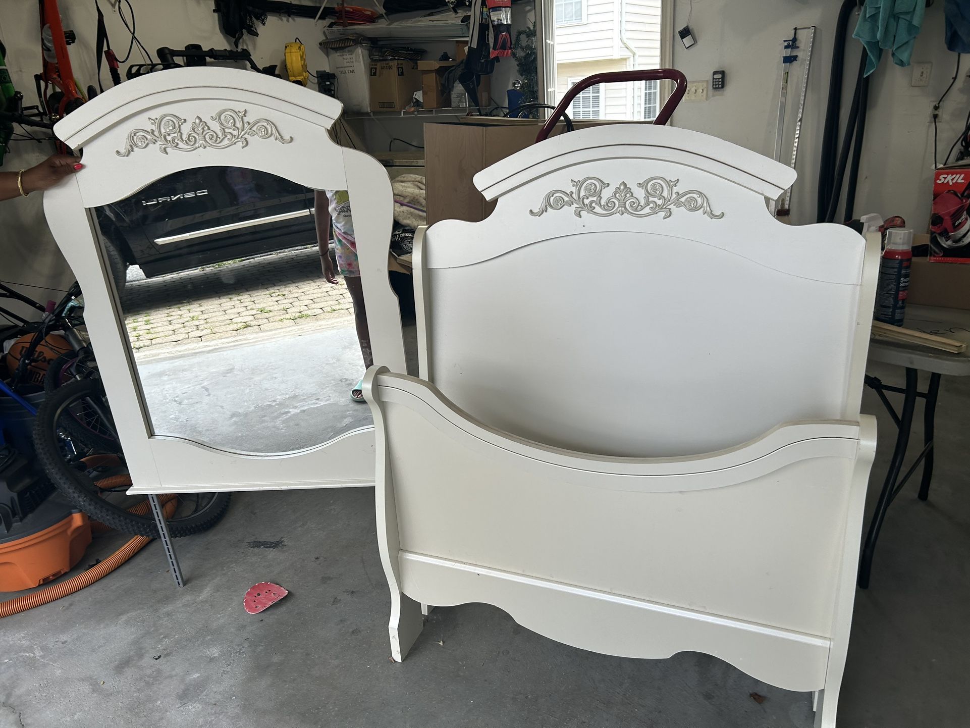 twin bed set with dresser and mirror