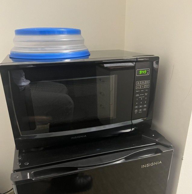 Insignia 0.7 Cu Ft Compact Microwave for Sale in Atlanta, GA - OfferUp