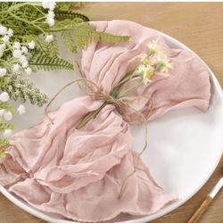Table Runner And Napkins 
