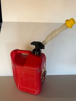 Blitz 2 Gallon Plastic Gasoline Can Excellent Condition ( Pickup Camino al norte and Tropical )
