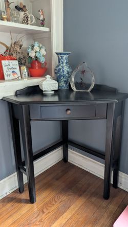 5 leg Corner Table in Great Shape - has Drawer
