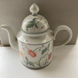 German Villeroy & Boch Albertina Porcelain Tea/Coffee Pot with Lid. No chip & crack.