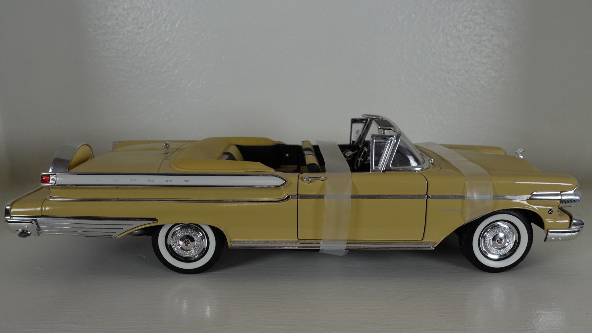 VINTAGE ROAD SIGNATURE 1/18 1957 MERCURY TURNPIKE CRUISER CONVERTIBLE