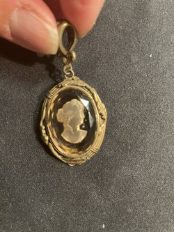 Vintage Cameo Pendant “Extasía”